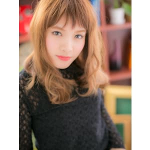 短めバングが新鮮！ラフウェーブa