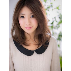 ふんわり鎖骨で揺れる、愛されミディー