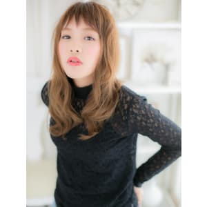 短めバングが新鮮！ラフウェーブｃ