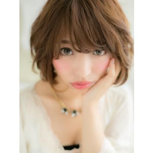 【ボブスタイル】”フワリ”とした抜け感…スイングカールボブ