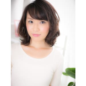黒髪でも「やわらか質感」の大人ミディアム