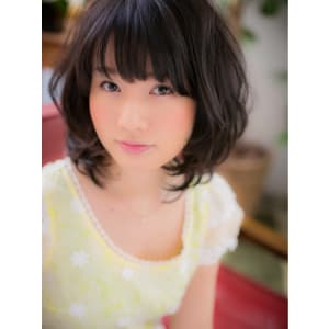 黒髪の束感を愉しむ、揺れ感ミディー2