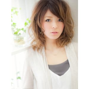 グラデカラーの、ふんわり個性派ゆるカール