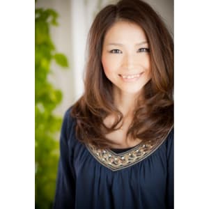 大人な女性らしさが魅力の重めゆるカールロング