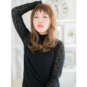 短めバングが新鮮！ラフウェーブa