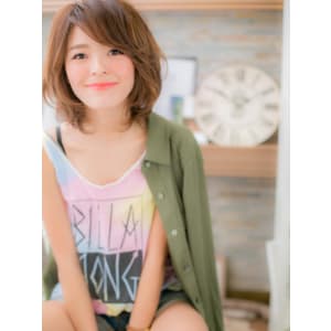 鎖骨ミディうねりカールで女っぽさ底上げb