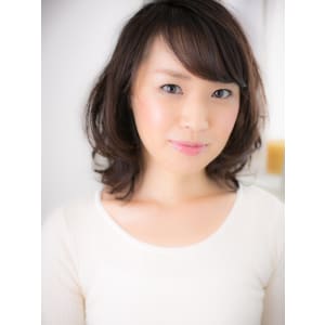 黒髪でも「やわらか質感」の大人ミディアム