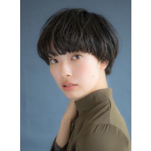 ヘルシーで大人っぽい黒髪艶感マッシュショート