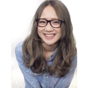 メガネ女子のふわふわロング　透け感アッシュベージュ