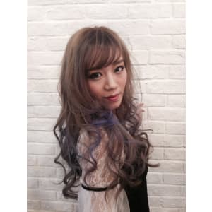 外国人風ウェービー厚めバングが大人かわいいマーメイドアッシュ