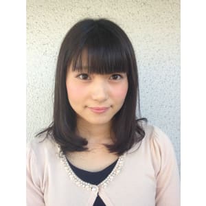 甘辛グラマラスな鎖骨ワンカールハンサムラウンドボブ