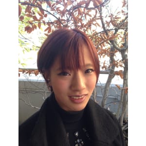 大人かわいいコケティッシュ耳かけボブ風マニッシュショート
