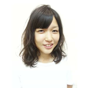 学生さんにおすすめ！黒髪でも似合うふんわりミディ