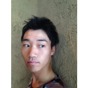 ビジネススーツにも似合う無造作ルーズな束感ショート