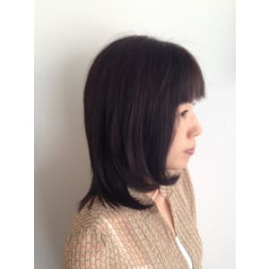 外ハネを活かした黒髪＆暗髪クラシカルストレートセミディ