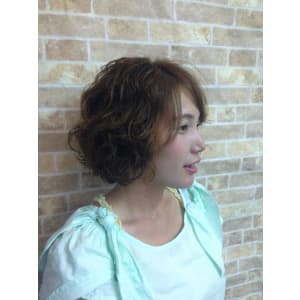 大人かわいいマッシュラインのナチュラルウェービーショート