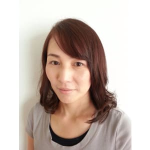 外ハネを活かした斜めバング無造作フェミニンウェービーセミディ