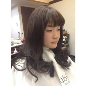 厚めバングのナチュラルカールフェミニンロング