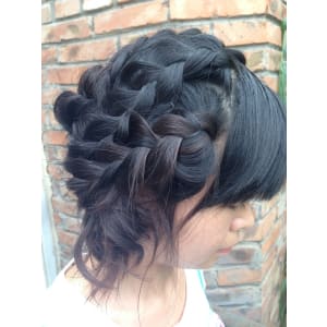 無造作ルーズが大人かわいいクラシカルな編み込みヘアアレンジ