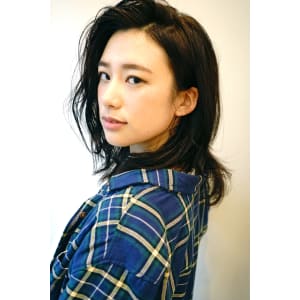 かきあげ前髪が大人カワイイ雰囲気のミディアム　小山　佳彦