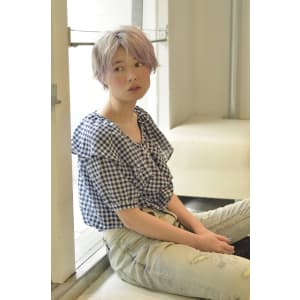 ハイトーングレージュの媚びないエッジーショート