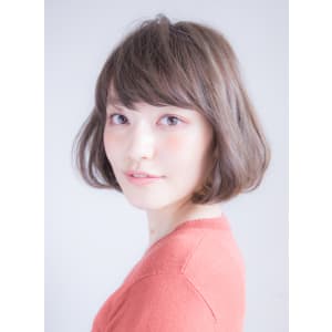 オフィスでも好感度の高いブルージュカラーの大人ワンカールボブ