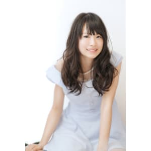 黒髪ロングのルーズウェーブ