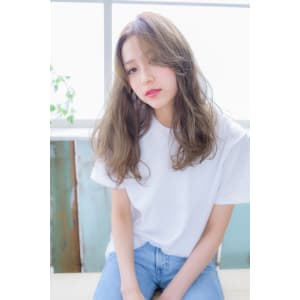 大人可愛い透明感のある外人風シースルーロング