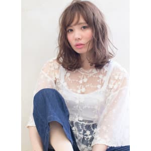 透明感のあるグレージュミディアムウェーブ　Tー１５１