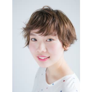 小顔に魅せる！大人のリアルパーマのエアリーショート