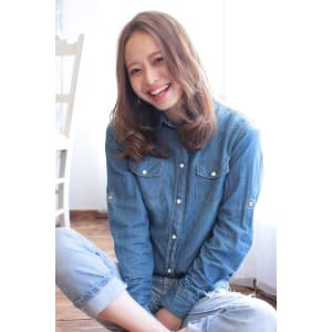 センターパート抜け感ベージュエアリーロング