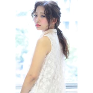 無造作ルーズな大人かわいい編み込みポニーテール