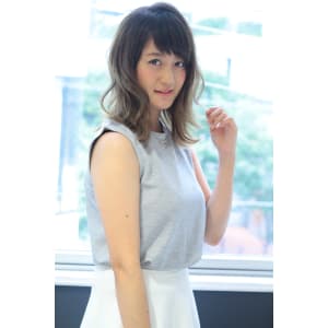 くびれミディ♪動きがある外ハネグラデーションカラー