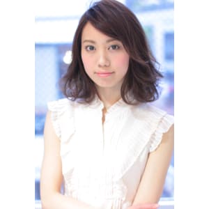 動きがあるラフカールウェーブの抜け感ボブディ