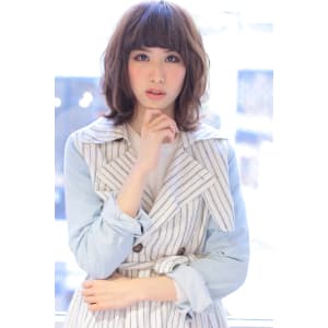 コケティッシュな眉上バング抜け感ホイップミディボブ