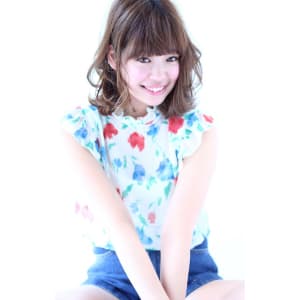 黒髪&暗髪にも似合う大人かわいい耳かけウェービーボブ