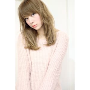 透明感がある外国人風ヌーディーカラーほつれウェービーセミディ