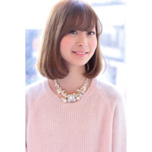 ヌーディカラーが個性的！大人かわいいフェミニンマッシュボブ