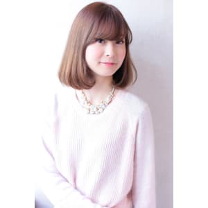 ヌーディカラーが個性的で大人かわいいフェミニンマッシュボブ