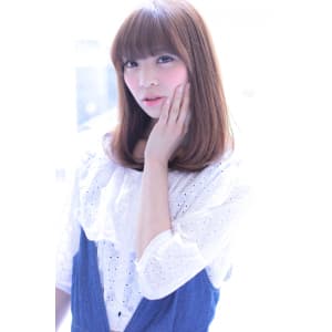 ワイドな厚めバングが大人かわいいナチュラルストカールセミディ