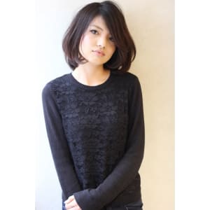 斜めバングが大人かわいい甘辛ウェービーカールフェミニンボブ