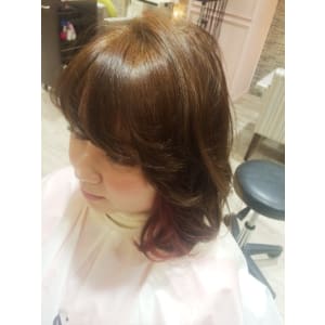 アッシュベージュに個性的なピンクポイントカラー をオン♪
