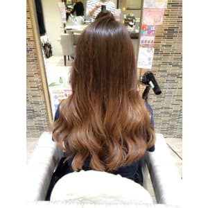 柔らかオレンジベージュグラデーションフェミニンスタイル