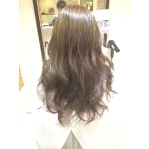 透明感に艶を加えた外国人風アッシュベージュ