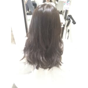 ラフカールウェーブのグレイッシュアッシュベージュボブ