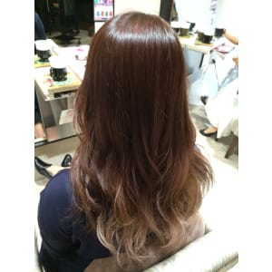 透明感に艶をプラス！外国人風ロイヤルアッシュグラデーション
