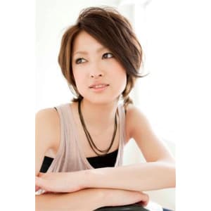 クールで大人かわいい斜めバング♪甘辛ウェービーフェミニンボブ