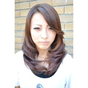 ナチュラルカールが大人かわいい甘辛MIXフェミニンセミディ