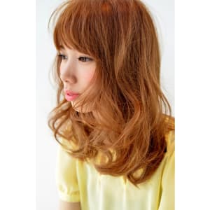 ナチュラルカールが大人かわいい甘辛フェミニンウルフセミディ
