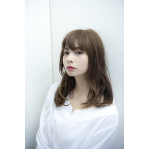 外国人風のウェーブが決め手の抜け感のあるミディアム